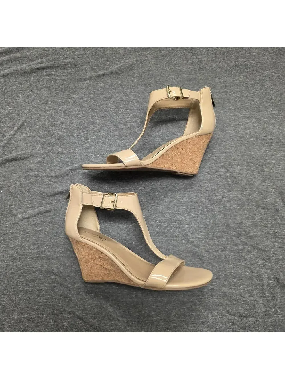Kenneth Cole REACTION T-strap Vegan Leather Sandal sz 8.5 US